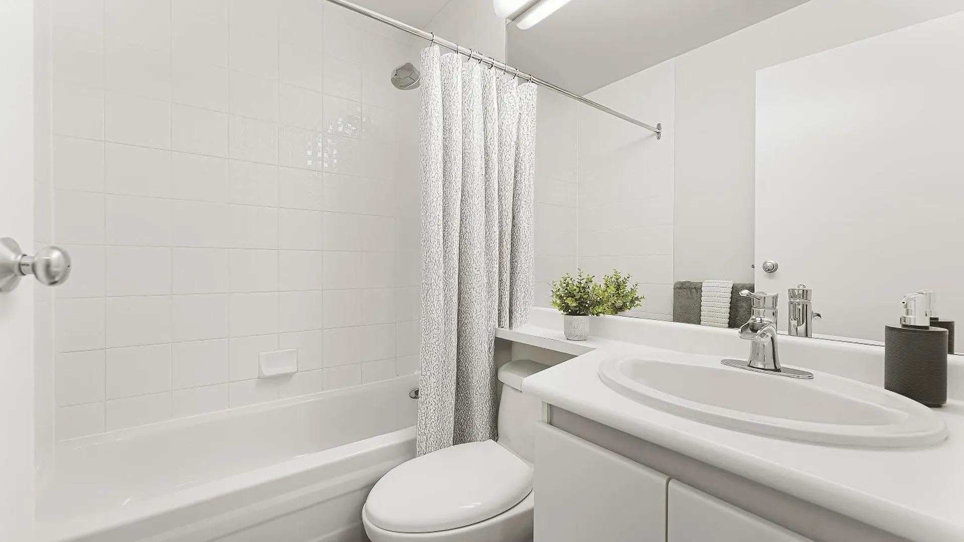 Luxury 2 Bedroom Apartment - Downtown Living With Stunning City And Mountain Views Vancouver 0*,