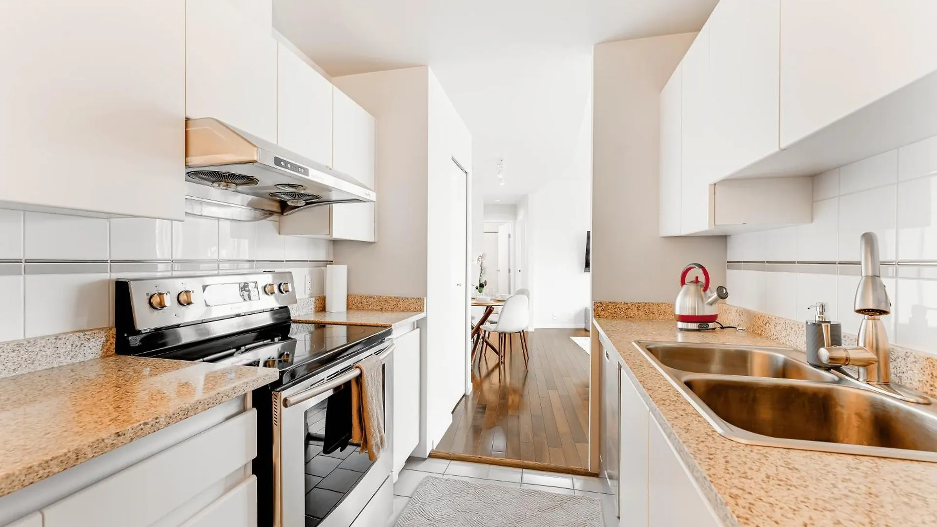 Luxury 2 Bedroom Apartment - Downtown Living With Stunning City And Mountain Views Vancouver